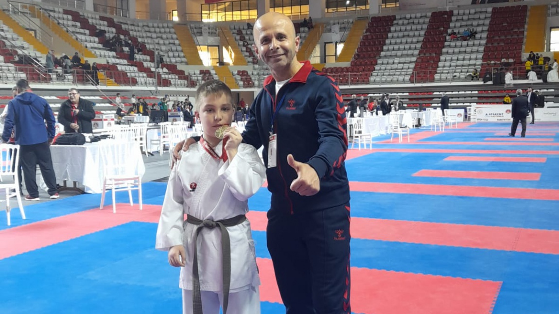 Türkiye Minik Yıldız Karate Şampiyonasında Okulumuz öğrencisi Alp Arslan ÇELİK Türkiye şampiyonu olmuştur. 